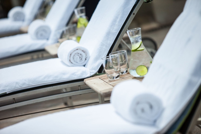 Imagen de la piscina del Hotel Renaissance Riverside Saigon. Foto 15