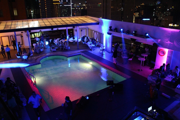 Imagen de la piscina del Hotel Renaissance Riverside Saigon. Foto 16