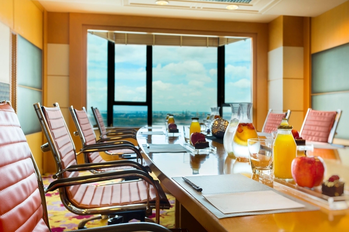 Imagen de los interiores del Hotel Renaissance Riverside Saigon. Foto 8