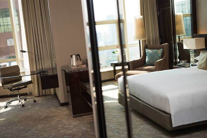 Imagen de la habitación del Hotel Renaissance Shanghai Pudong. Foto 8