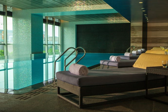 Imagen de la piscina del Hotel Renaissance Shanghai Putuo. Foto 15
