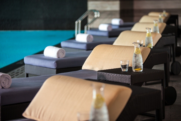 Imagen de la piscina del Hotel Renaissance Shanghai Putuo. Foto 16