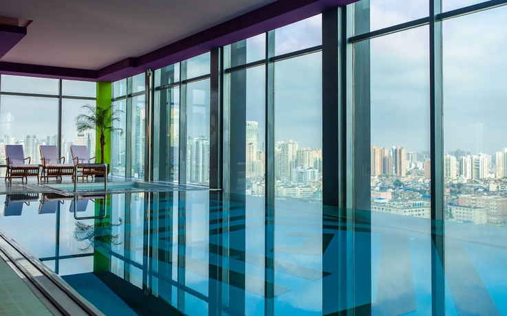 Imagen de la piscina del Hotel Renaissance Shanghai Yu Garden. Foto 16