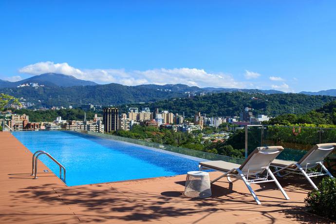 Imagen de la piscina del Hotel Renaissance Taipei Shihlin. Foto 9