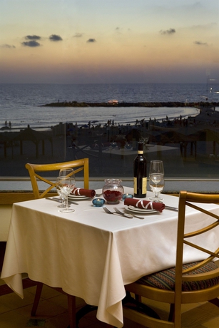 Imagen del bar/restaurante del Hotel Renaissance Tel Aviv. Foto 2