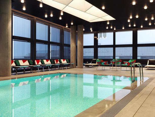 Imagen de la piscina del Hotel Renaissance Warsaw Airport , An Marriott International. Foto 13