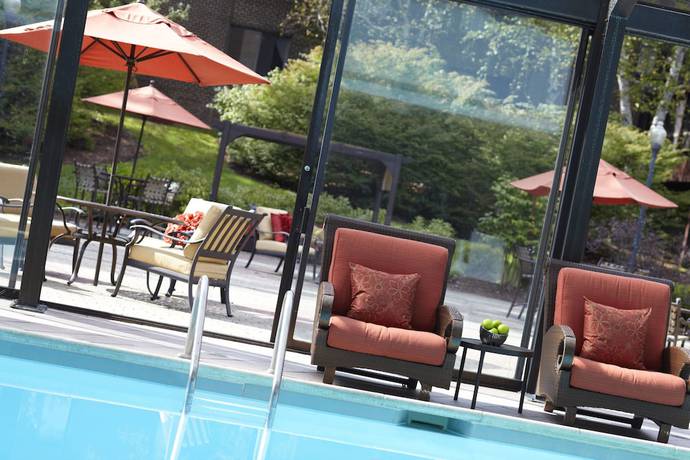 Imagen de la piscina del Hotel Renaissance Westchester. Foto 15