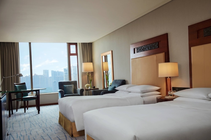 Imagen de la habitación del Hotel Renaissance Wuhan. Foto 2