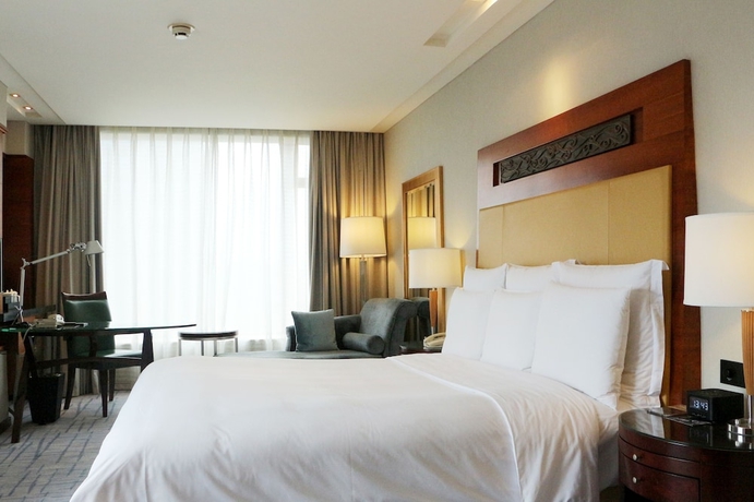 Imagen de la habitación del Hotel Renaissance Wuhan. Foto 11