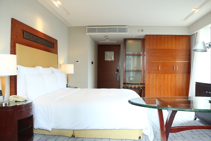Imagen de la habitación del Hotel Renaissance Wuhan. Foto 12