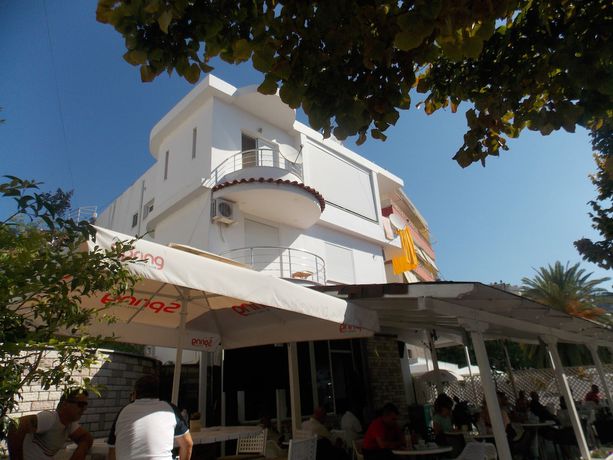 Imagen de los exteriores del Hotel Renato. Foto 17