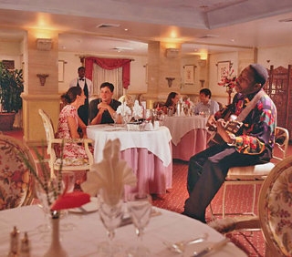 Imagen del bar/restaurante del Hotel Rendezvous. Foto 4