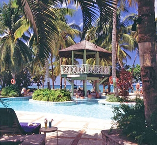 Imagen de la piscina del Hotel Rendezvous. Foto 9
