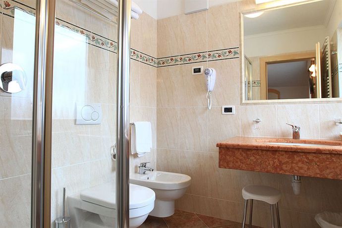 Imagen de los interiores del Hotel Ren&egrave;, S&egrave;n Jan. Foto 16