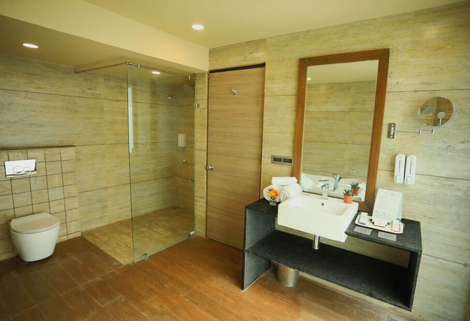 Imagen de la habitación del Hotel Renest Gandhidham. Foto 6