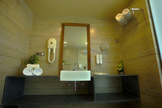 Imagen de la habitación del Hotel Renest Gandhidham. Foto 8