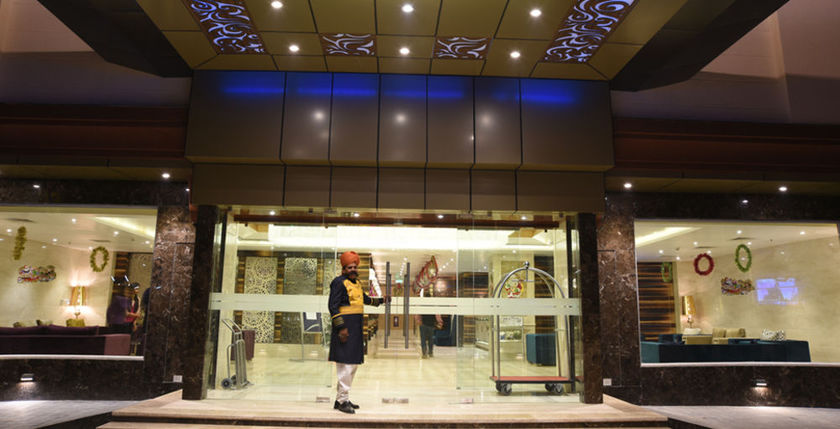 Imagen de la piscina del Hotel Renest Jaipur. Foto 16