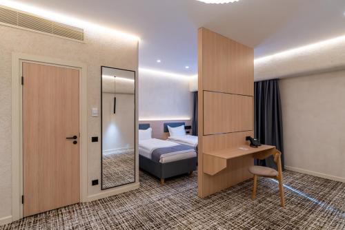 Imagen de la habitación del Hotel Renion City. Foto 16
