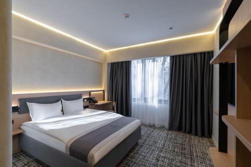 Imagen de la habitación del Hotel Renion City. Foto 17