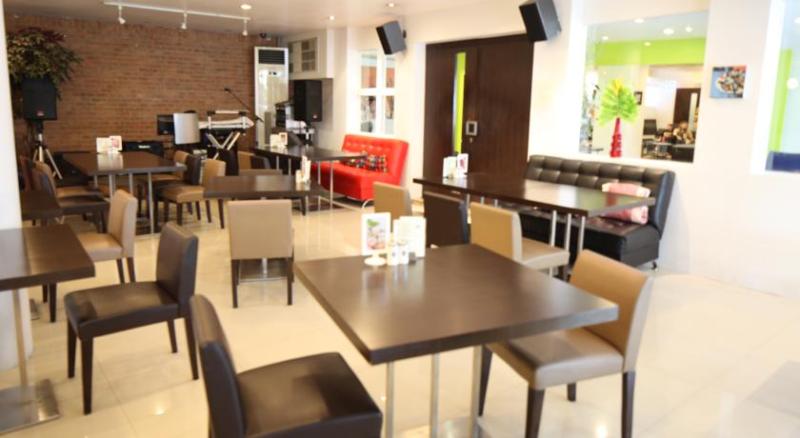 Imagen del bar/restaurante del Hotel Reno, Bangkok. Foto 2