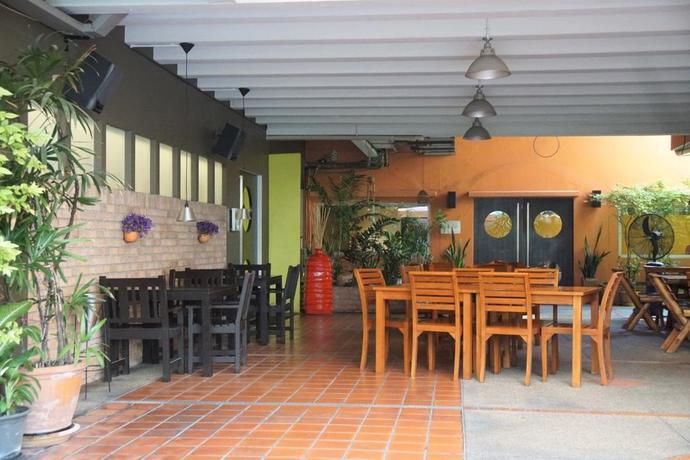 Imagen del bar/restaurante del Hotel Reno, Bangkok. Foto 5