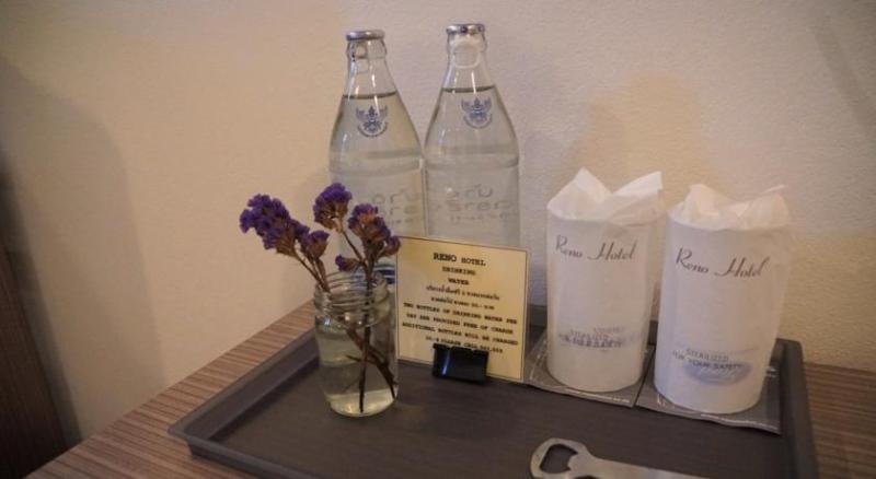 Imagen de la habitación del Hotel Reno, Bangkok. Foto 10