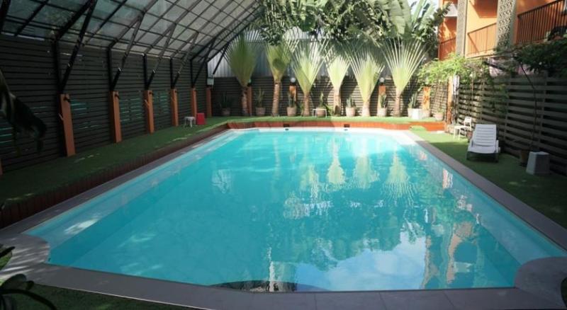 Imagen de la piscina del Hotel Reno, Bangkok. Foto 20