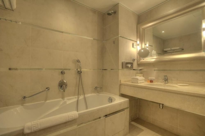 Imagen de la habitación del Hotel Renoir, Cannes. Foto 7