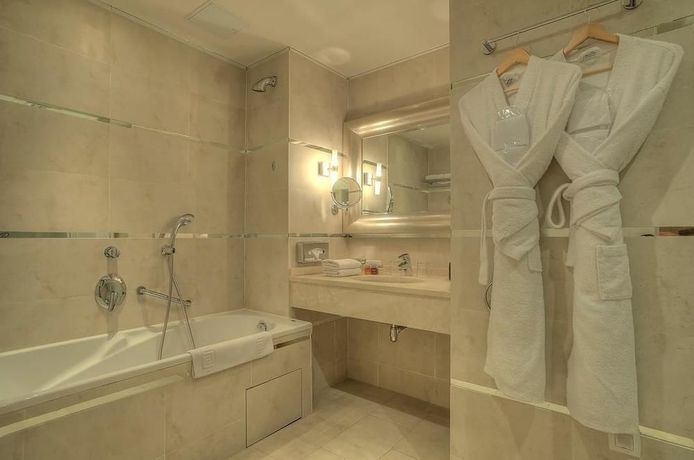 Imagen de la habitación del Hotel Renoir, Cannes. Foto 8