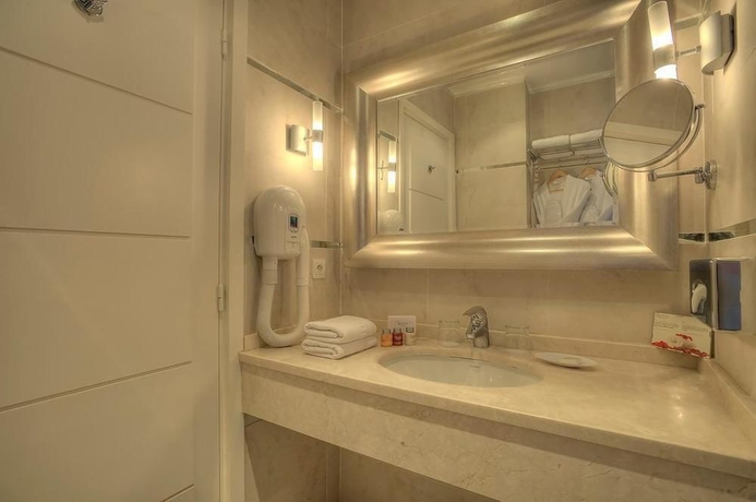 Imagen de la habitación del Hotel Renoir, Cannes. Foto 9
