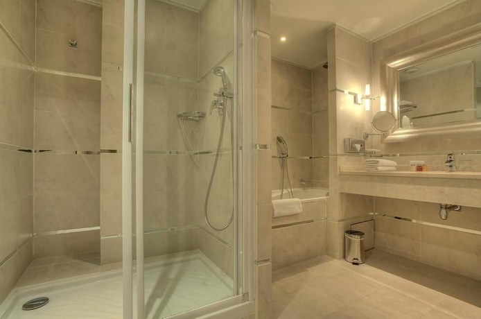 Imagen de la habitación del Hotel Renoir, Cannes. Foto 10