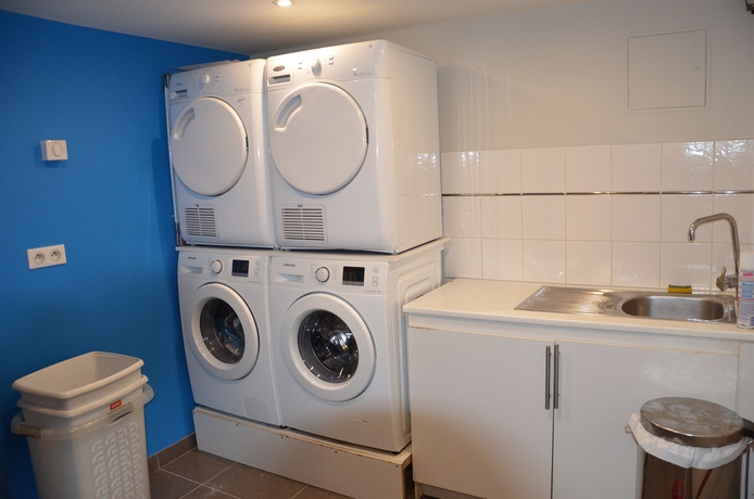 Imagen de los interiores del Hotel Rent Cannes Meubl&eacute;s Gambetta. Foto 12