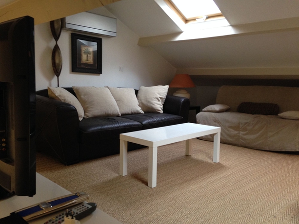Imagen de los interiores del Hotel Rent Cannes Meubl&eacute;s Gambetta. Foto 15