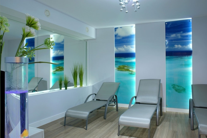 Imagen de la piscina del Hotel Renusz. Foto 19