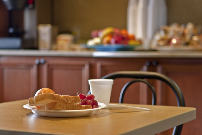 Imagen del bar/restaurante del Hotel Repotel Aéroport Québec. Foto 2