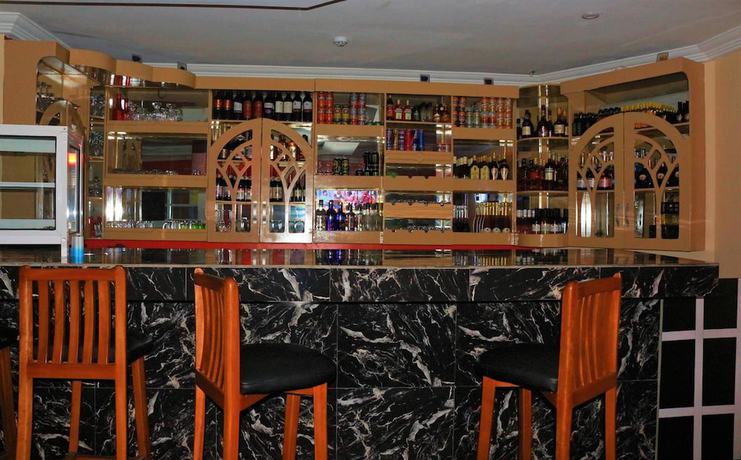 Imagen del bar/restaurante del Hotel Resdon and Suites. Foto 5