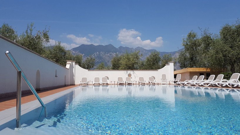 Imagen de la piscina del Hotel Residence Alesi. Foto 16