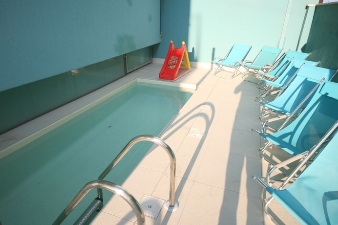 Imagen de la piscina del Hotel Residence Beach Paradise. Foto 12