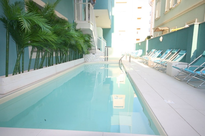 Imagen de la piscina del Hotel Residence Beach Paradise. Foto 13