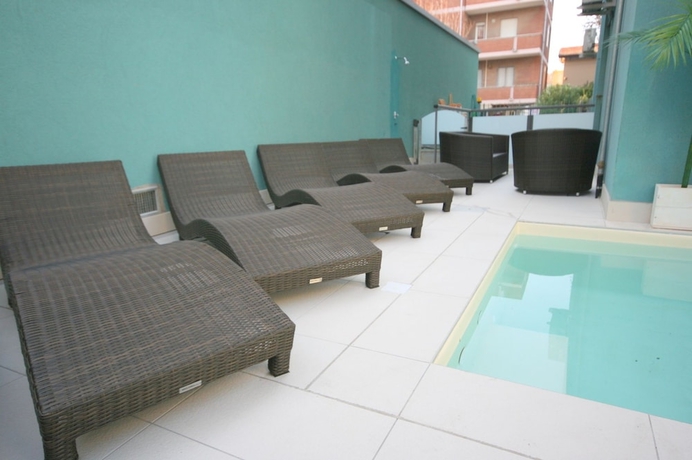 Imagen de la piscina del Hotel Residence Beach Paradise. Foto 14
