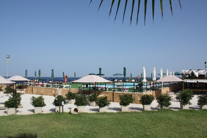 Imagen de la piscina del Hotel Residence Capo Campolato. Foto 15