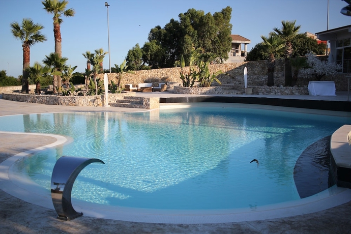 Imagen de la piscina del Hotel Residence Capo Campolato. Foto 16