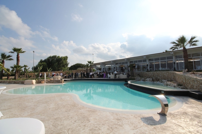 Imagen de la piscina del Hotel Residence Capo Campolato. Foto 17