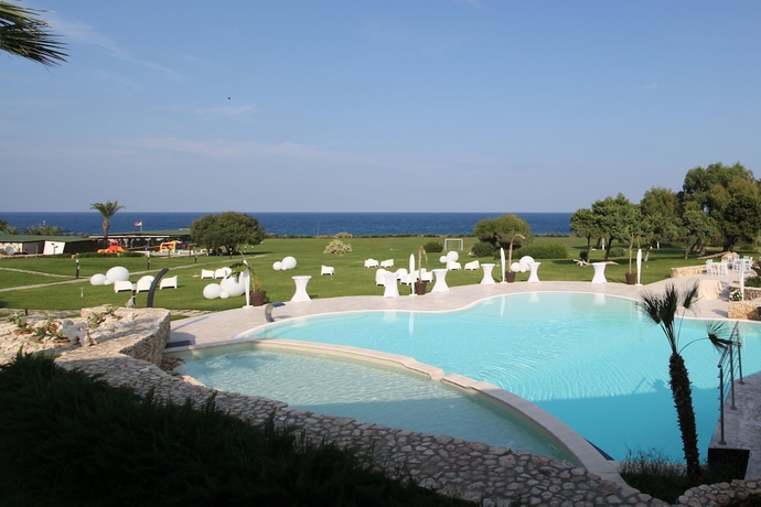 Imagen de la piscina del Hotel Residence Capo Campolato. Foto 18