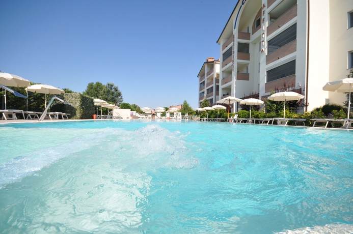 Imagen de la piscina del Hotel Residence Cleo. Foto 15