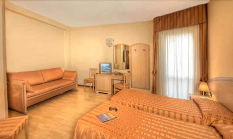 Imagen de la habitación del Hotel Residence Dei Fiori, Romanico. Foto 12