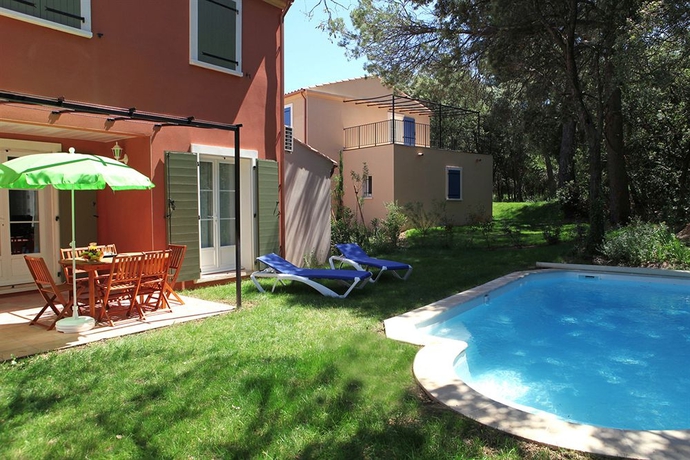 Imagen de la piscina del Hotel Residence Enclos de L'Aqueduc. Foto 2