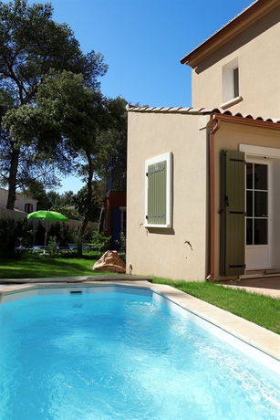 Imagen de la piscina del Hotel Residence Enclos de L'Aqueduc. Foto 3