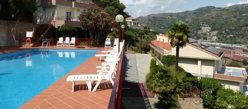 Imagen de la piscina del Hotel Residence Green Park. Foto 17
