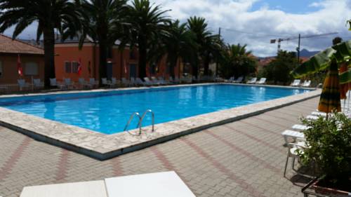 Imagen de la piscina del Hotel Residence Il Borgo Degli Ulivi Resort. Foto 6